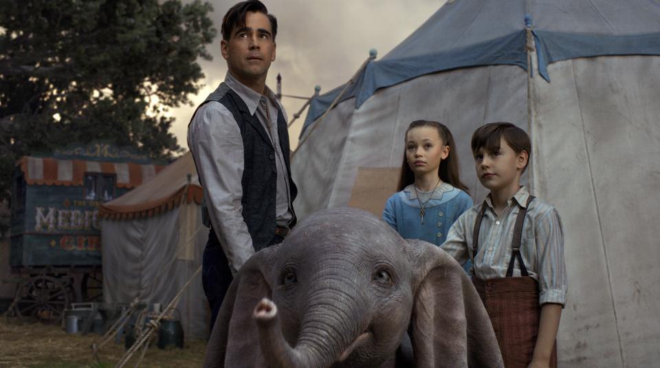 Colin Farrell and kids in Tim Burton's "Dumbo"