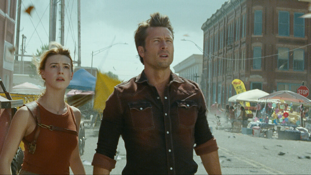 Daisy Edgar-Jones and Glen Powell in Twisters