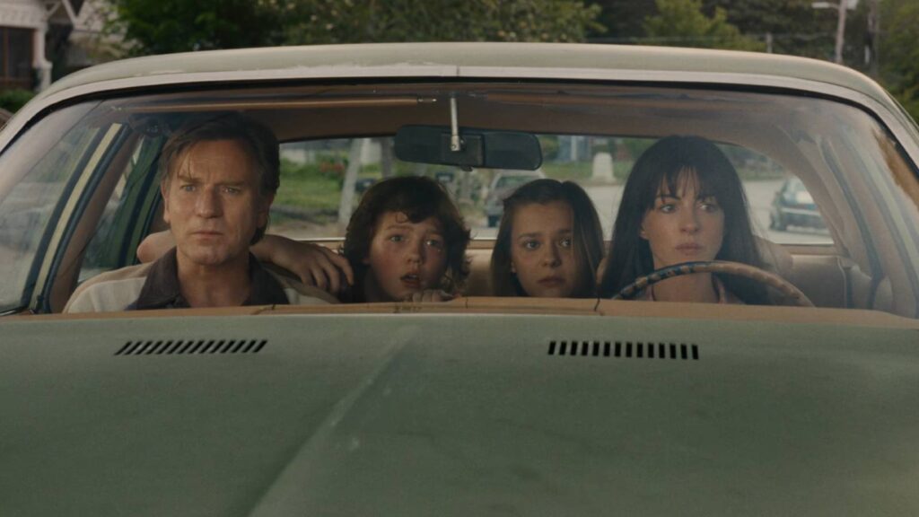 Ewan McGregor, Anne Hathaway, Christian Convery, and Maisy Stella in The End of Oak Street